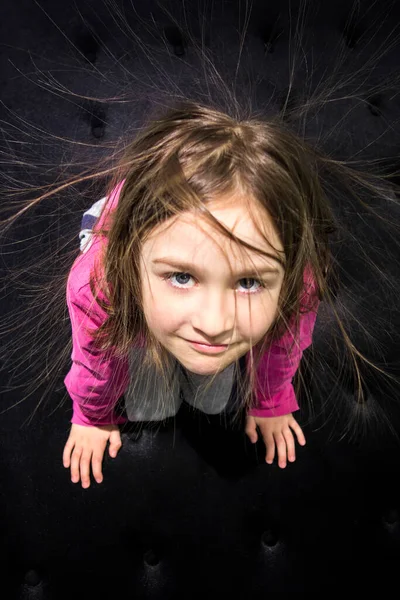 Молодая Девушка Волосами Стоящими Полными Статического Электричества — стоковое фото