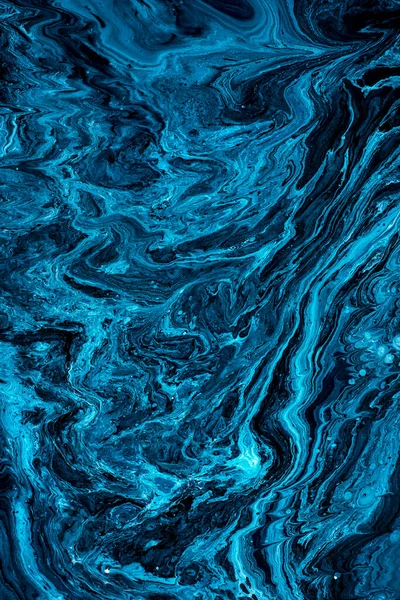 自由流动的蓝色和黑色丙烯酸涂料 随机波浪和卷曲 大理石背景 — 图库照片