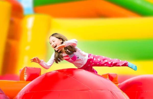 Menina Pequena Feliz Que Tem Lotes Divertimento Castelo Inflável Saltar — Fotografia de Stock