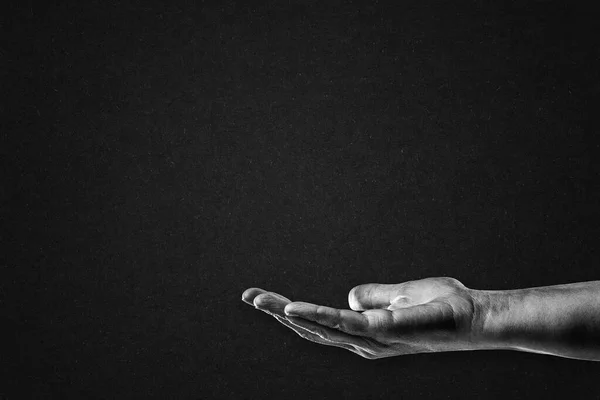 Рука Тримає Знак Жестів Чорно Білому Кольорі Тлі Текстурованого Паперу Стокове Зображення