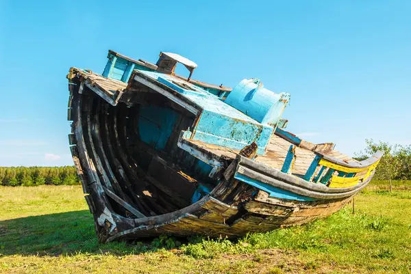 サニーデーのフィールドでの船舶難破の半分 ロイヤリティフリーのストック画像