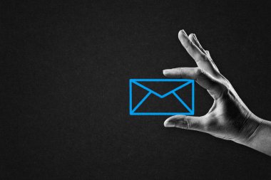 Siyah ve Beyaz Tutma E- posta İmzasını Dökümlü Kağıt Arkaplanına Gönder, Boşluğu Kopyala