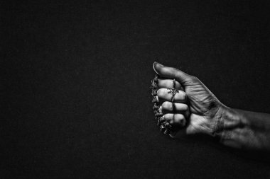 Siyah beyaz haç ve tespih ile el Dokuma Arkaplanı, Boşluğu Kopyala