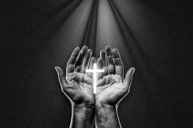 Hıristiyan Elleri Avuç İçini Aç Siyah ve Beyaz Dua Et, Parlak Haç ile Dökümlü Kağıt Arkaplan, Boşluğu Kopyala