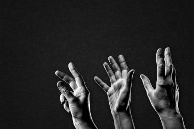 El Dokulu Kağıt Arkaplanda Siyah ve Beyaz Yardım İşaretine Erişiyor, Boşluğu Kopyala