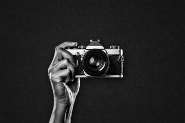 El Tutma Vintage Kamerası Siyah ve Beyaz Kağıt Arkaplanda, Boşluğu Kopyala