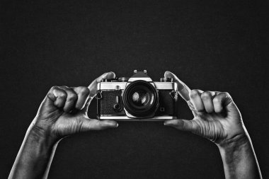 Siyah desenli arkaplanda Siyah ve Beyaz olarak tutulan Vintage Kamera, Boşluğu Kopyala