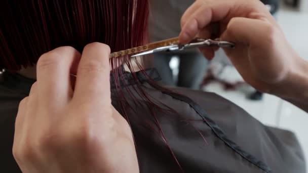 Gros Plan Des Ciseaux Coupe Cheveux Coupant Peigne Rouge Teint — Video