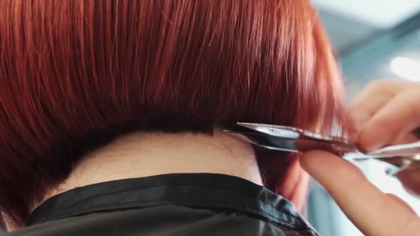Peluquería Dando Corte Cuello Cliente Con Corte Pelo Rojo Bob — Vídeos de Stock