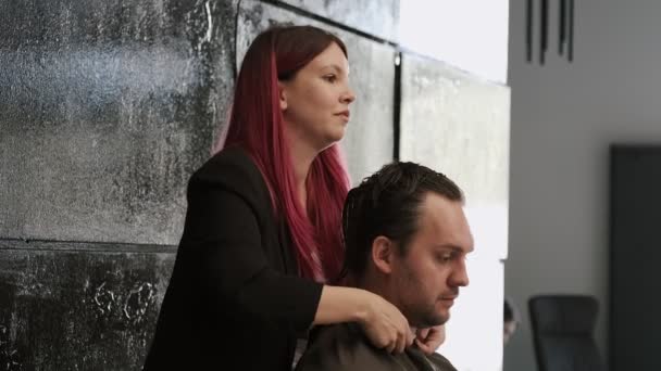 Friseur Schneidet Einem Mann Salon Die Haare — Stockvideo