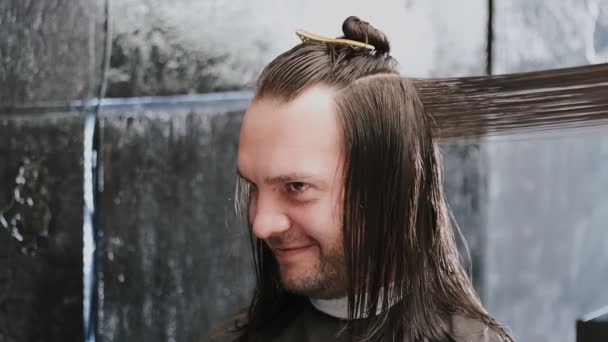 Uzun Islak Saçlı Bir Adam Kuaförde Saçını Kestirirken Gülümsüyor — Stok video