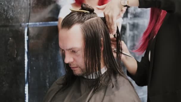 Kuaförde Saçını Kestirip Saçlarını Kestirecek Bir Adam — Stok video