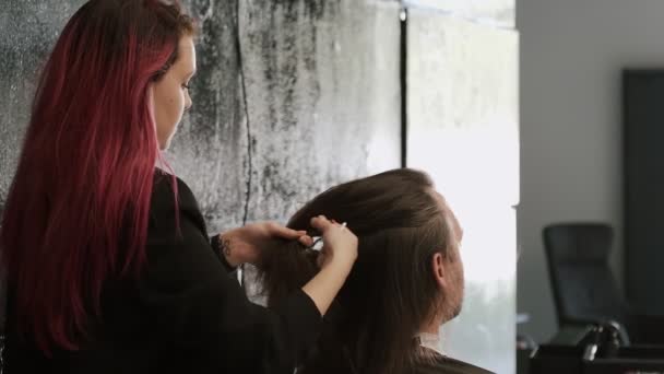 Styliste Aux Cheveux Roux Vif Coiffant Les Cheveux Client Masculin — Video