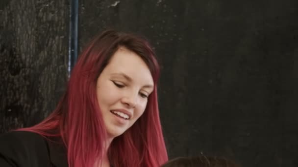 Lächelnder Friseur Mit Roten Haaren Bei Der Arbeit Einem Salon — Stockvideo