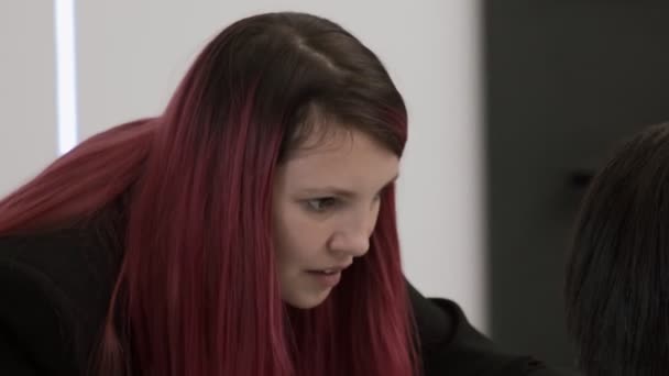 머리카락을 잘라내는 분홍색과 머리카락을 스타일리스트 — 비디오