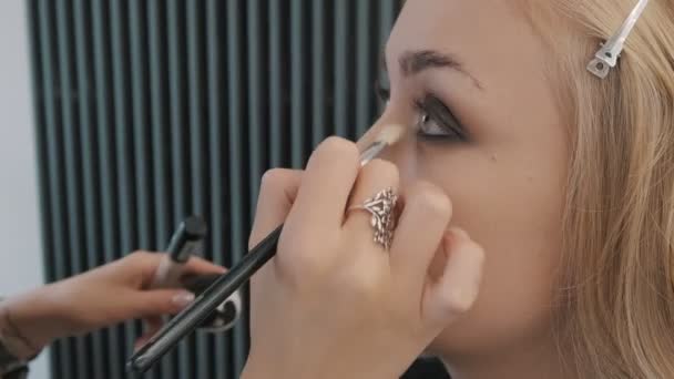 Maquiagem Artista Aplicando Sombra Uma Mulher — Vídeo de Stock