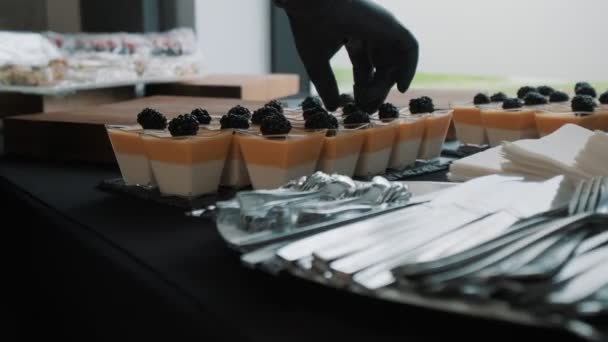 Servizio Catering Preparazione Tavola Dessert Con Panna Cotta More — Video Stock
