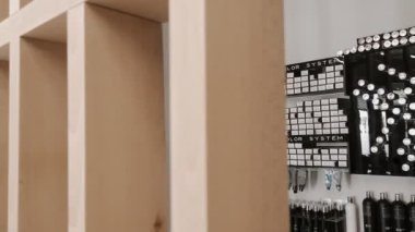 SAVAŞ, POLAND - 25 Ağustos 2019: Saç ürünleri raflarıyla modern salon