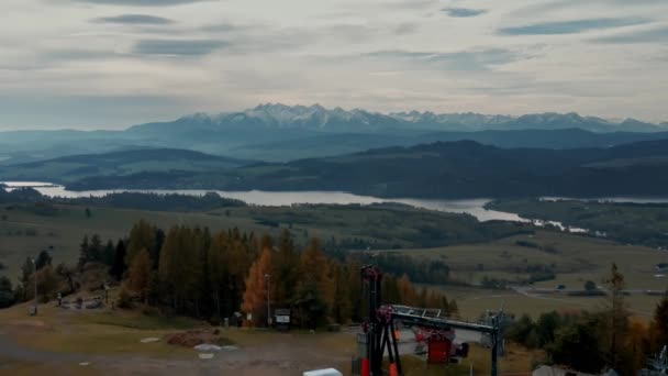 Horské Středisko Lyžařským Vlekem Panoramatickým Výhledem Jezero Pohoří — Stock video