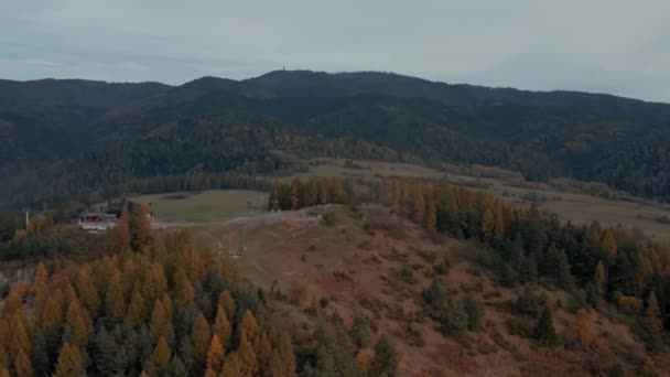 夕暮れのスキーリゾートと秋の葉を持つ山岳地帯 — ストック動画