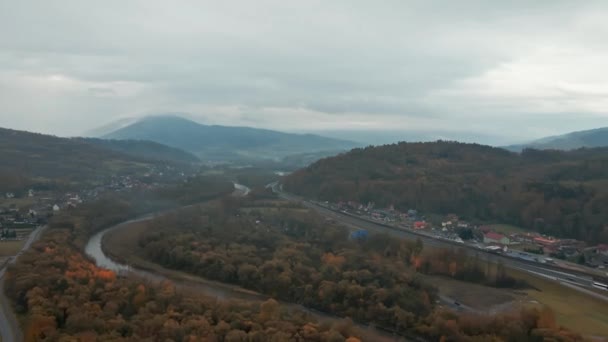 Overcast Sky Över Dal Med Slingrande Flod Och Intilliggande Motorväg — Stockvideo