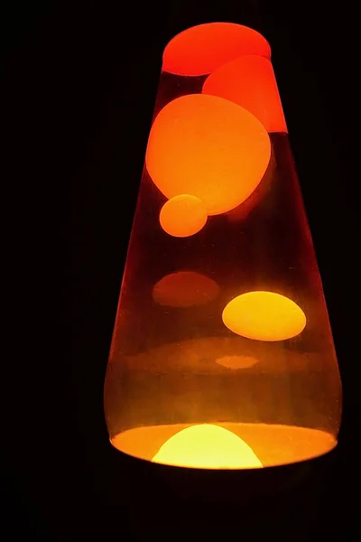 Lávová Lampa Retro Stylu Svítí Tmavé Místnosti — Stock fotografie