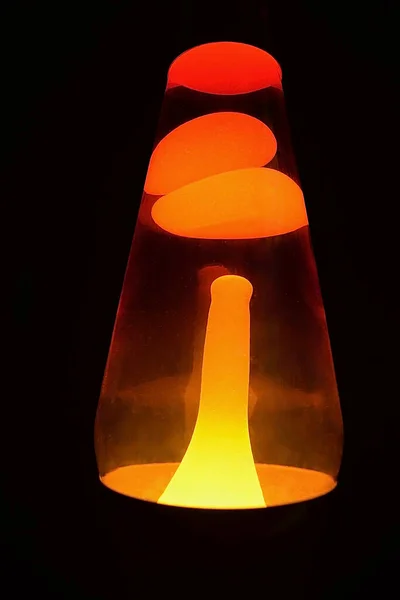 Uma Lâmpada Lava Estilo Retro Brilha Quarto Escuro — Fotografia de Stock