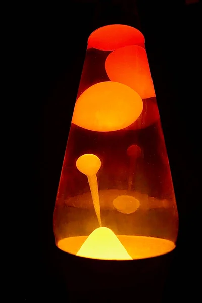 Lávová Lampa Retro Stylu Svítí Tmavé Místnosti — Stock fotografie