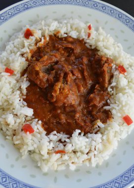 Kuzu Rogan Josh ile uzun tahıllı pirinç