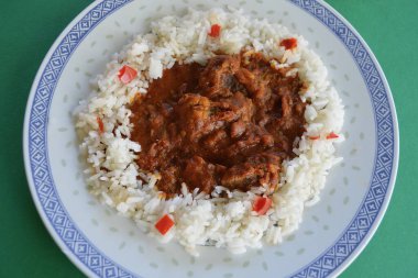 Kuzu Rogan Josh ile uzun tahıllı pirinç