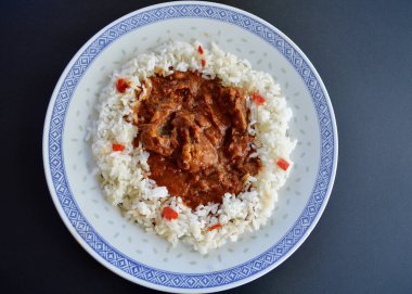 Kuzu Rogan Josh ile uzun tahıllı pirinç