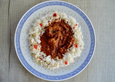 Kuzu Rogan Josh ile uzun tahıllı pirinç