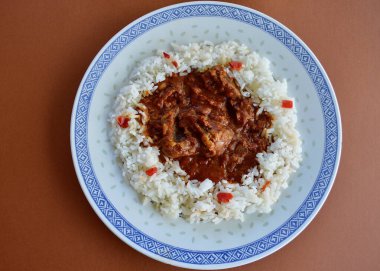 Kuzu Rogan Josh ile uzun tahıllı pirinç
