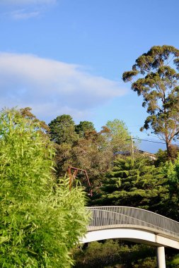 NSW Woodford 'daki Great Western Karayolu üzerinde yaya köprüsü.