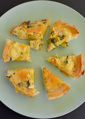 Bir tabak kiş servis edilmeye hazır.