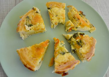 Bir tabak kiş servis edilmeye hazır.