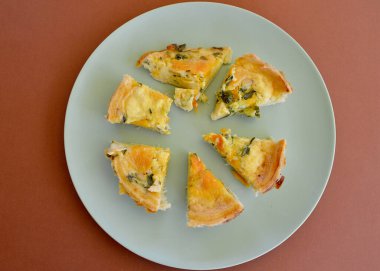 Bir tabak kiş servis edilmeye hazır.