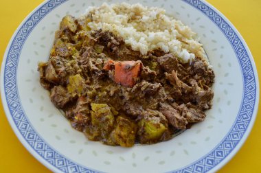 Rendang bifteği ve sebze ve yasemin pilavı.