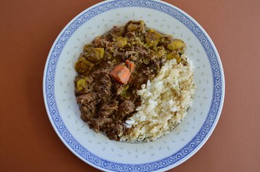 Rendang bifteği ve sebze ve yasemin pilavı.