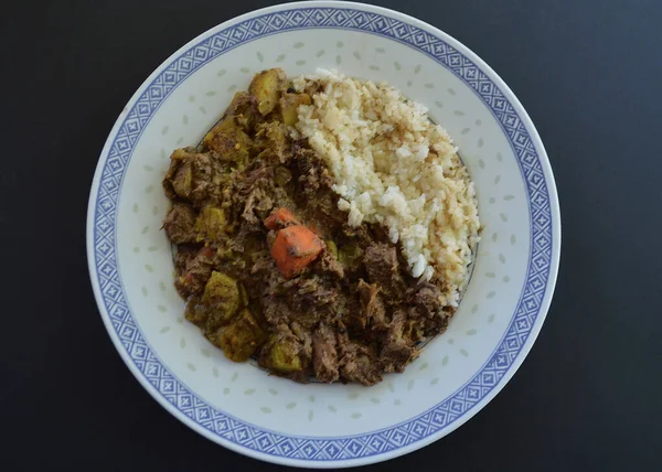 Rendang bifteği ve sebze ve yasemin pilavı.