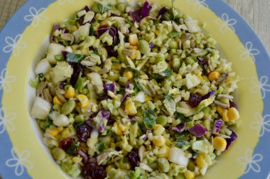 Sade bir arka planda sağlıklı bir salata.