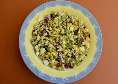 Sade bir arka planda sağlıklı bir salata.