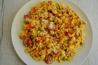 Tavuk ve sucuklu paella.