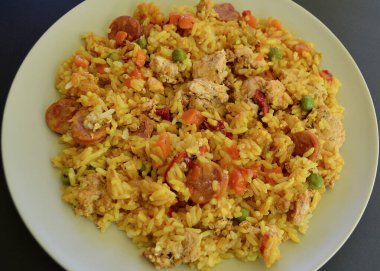 Tavuk ve sucuklu paella.