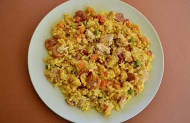 Tavuk ve sucuklu paella.