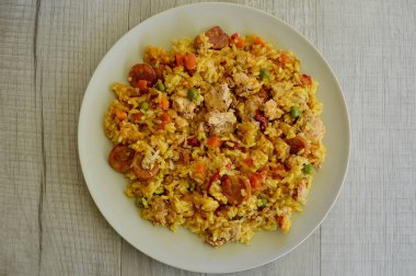 Tavuk ve sucuklu paella.