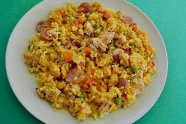 Tavuk ve sucuklu paella.