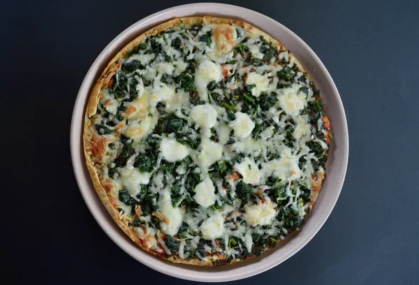 Deliciosa Pizza Vegetariana Con Espinacas Tomate Mozzarella —  Fotos de Stock
