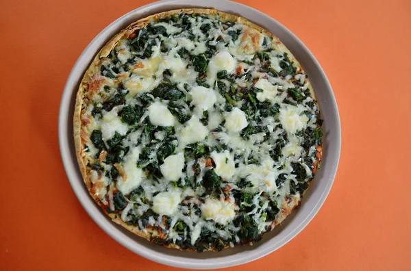 Deliciosa Pizza Vegetariana Con Espinacas Tomate Mozzarella —  Fotos de Stock