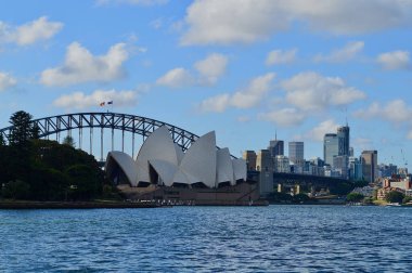 Sydney Limanı manzaralı Opera Binası ve Liman Köprüsü